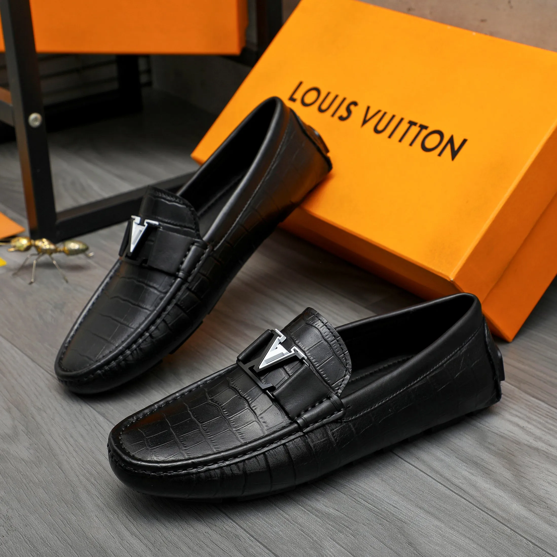 Men's shoes 💰p420 Product trademark: LV "Louis Vuitton" casual slip-on men's shoes Regular size: 38-44 Product material: Selected stone grain cowhide upper, sheepskin lining, original rubber outsole